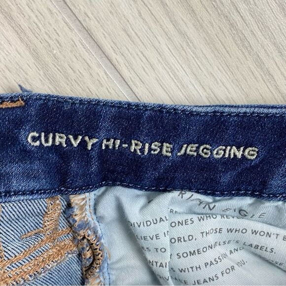 American Eagle | Medium Wash Distressed Curvy Hi Rise Jegging Size 2 - Picture 9 of 10